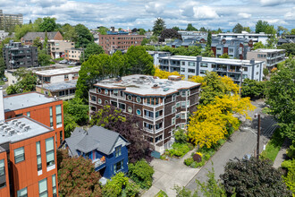 VICTORIA HOUSE CONDOMINIUM in Seattle, WA - Building Photo - Building Photo