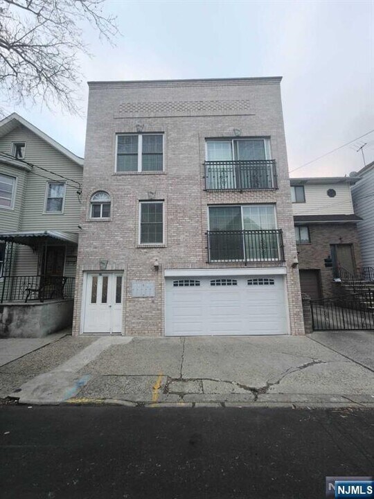 13 N 3rd St in Harrison, NJ - Building Photo