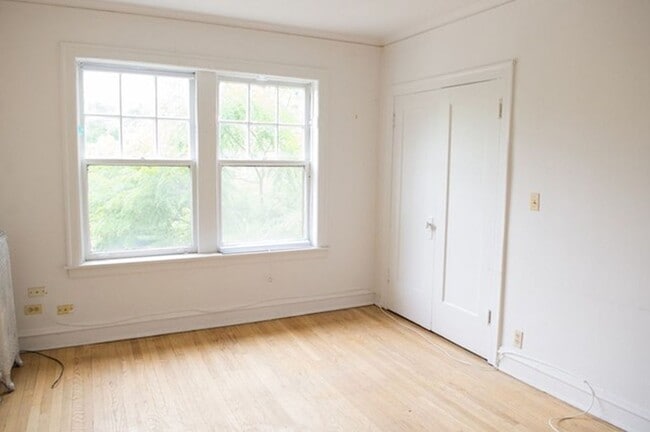 property at 1606 W Sunnyside Ave