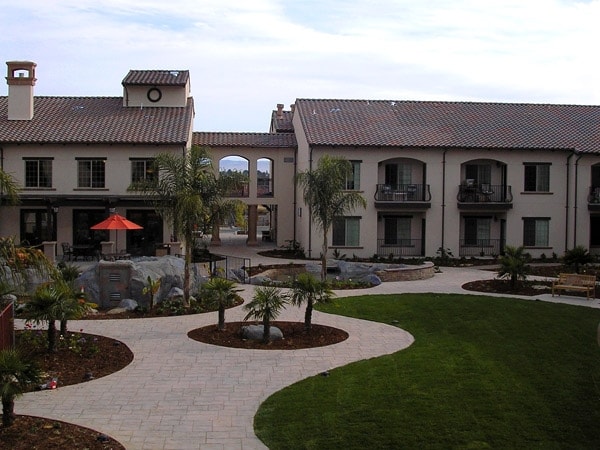 Cortina d'Arroyo Grande Senior Apartments in Arroyo Grande, CA - Foto de edificio - Building Photo