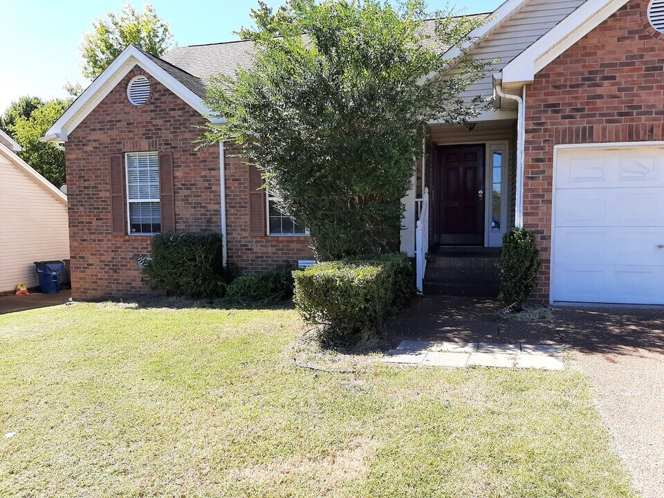 391 Dorr Dr in Goodlettsville, TN - Building Photo