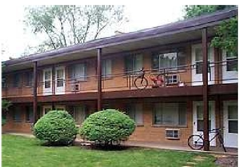 College Court Apartments in Wheaton, IL - Foto de edificio - Building Photo
