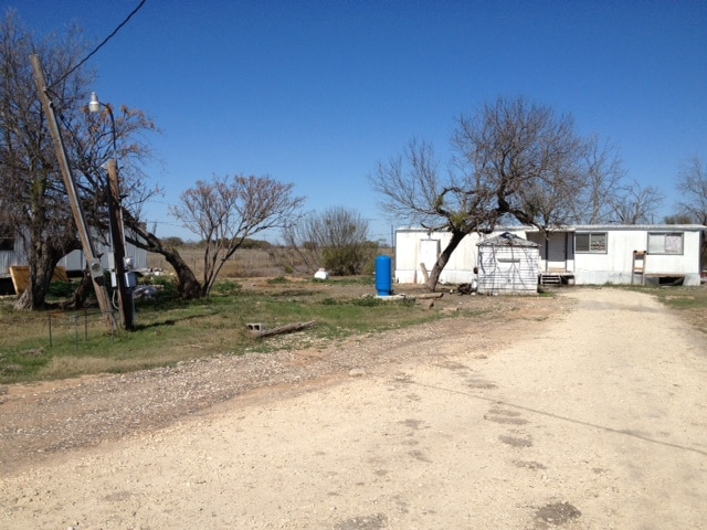 1686 Fort Clark Rd in Uvalde, TX - Foto de edificio - Building Photo