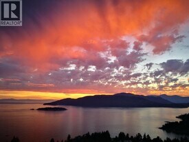 5478 W Vista Ct in West Vancouver, BC - Building Photo