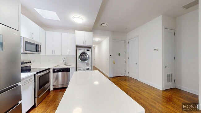 116 E 60th St in New York, NY - Building Photo - Building Photo