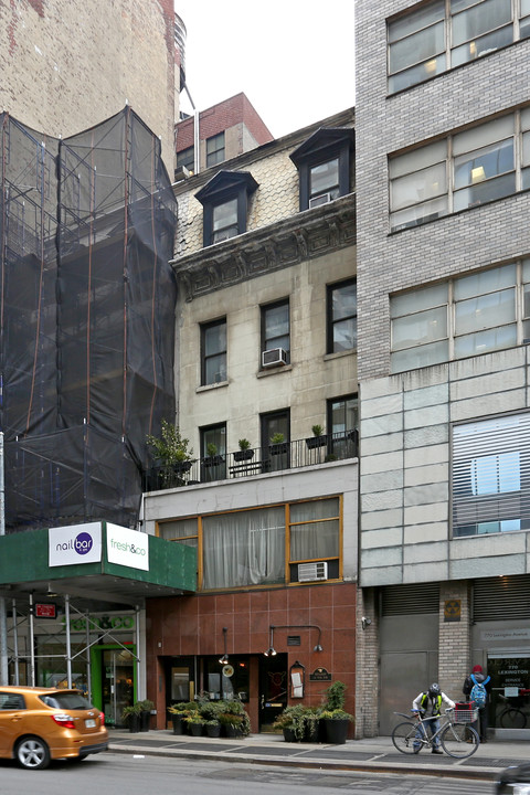 129 E 60th St in New York, NY - Building Photo