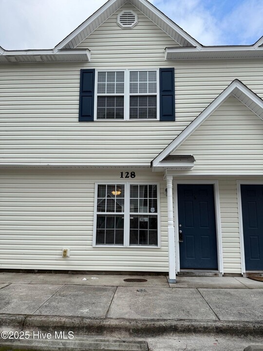 128 Cornerstone Pl in Jacksonville, NC - Foto de edificio