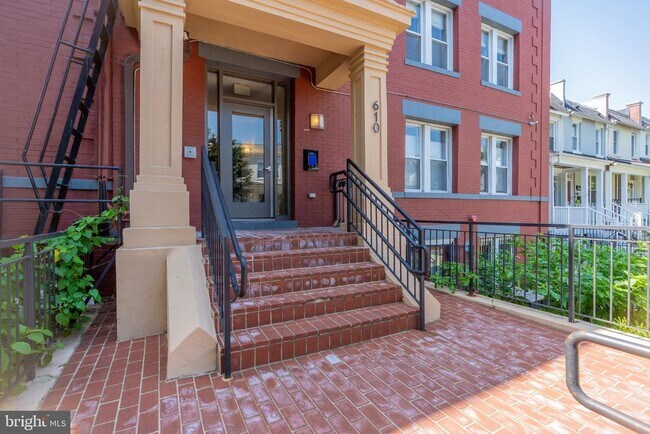 610 Irving St NW in Washington, DC - Foto de edificio - Building Photo