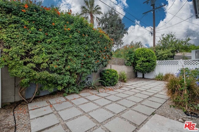 5529 Cartwright Ave in Los Angeles, CA - Building Photo - Building Photo