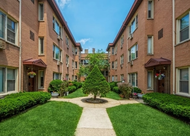 property at 1322 W Lunt Ave