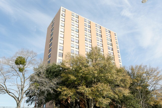 The Sussex East Tower in Houston, TX - Foto de edificio - Building Photo