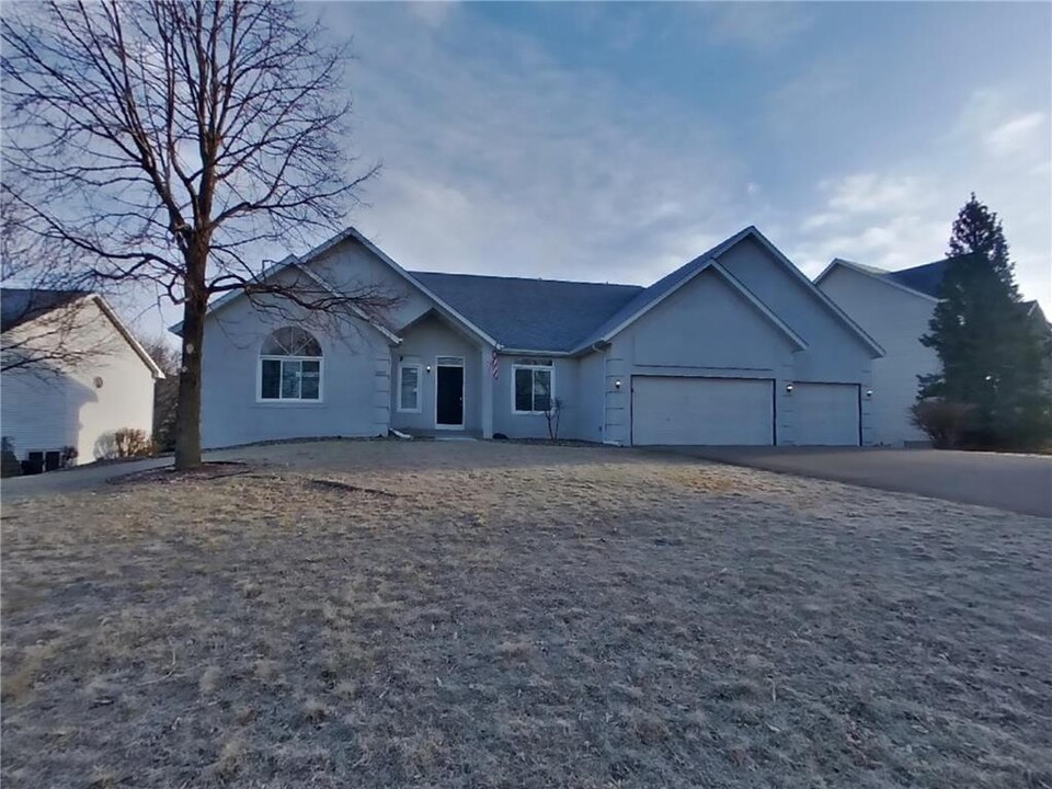 2357 Eagle Valley Dr in Woodbury, MN - Building Photo