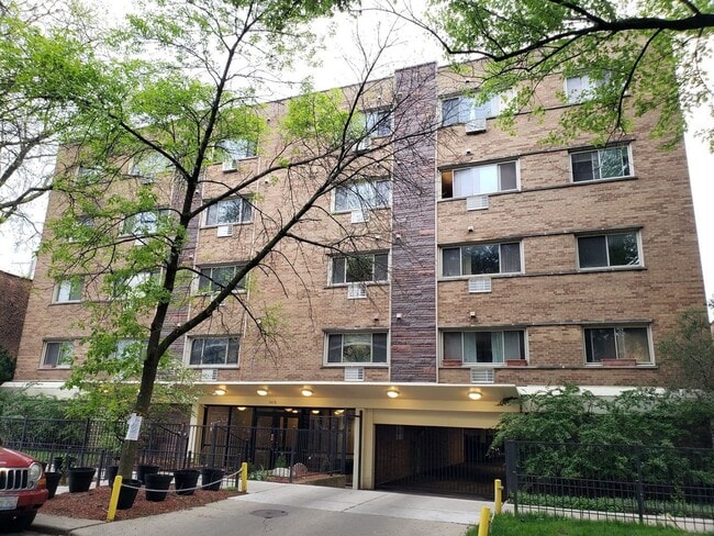 property at 1415 W Lunt Ave