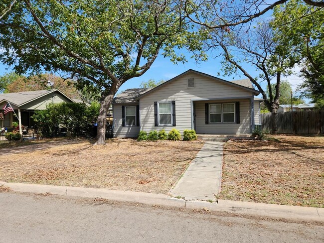 936 Garden St in Kerrville, TX - Building Photo - Building Photo