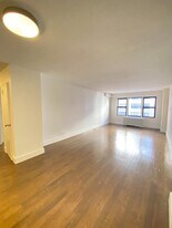 220 E 63rd St, Unit 9E in New York, NY - Building Photo