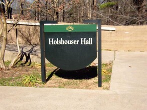 Holshouser Hall in Charlotte, NC - Foto de edificio - Building Photo