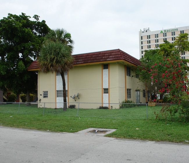 625-635 NE 166th St in Miami, FL - Building Photo - Building Photo