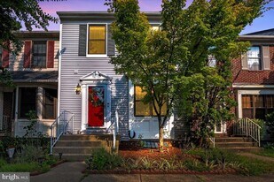 8605 Western Oak Dr in Springfield, VA - Building Photo
