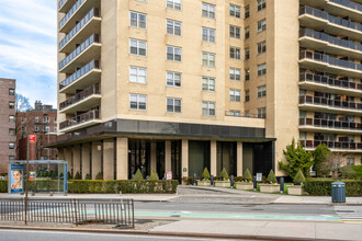 The Kennedy House in Forest Hills, NY - Foto de edificio - Building Photo