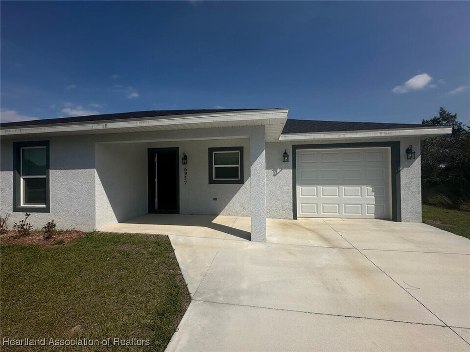6957 San Benito Dr in Sebring, FL - Foto de edificio