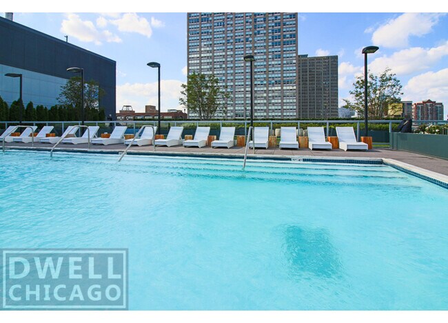 107 E Cermak Rd in Chicago, IL - Foto de edificio - Building Photo