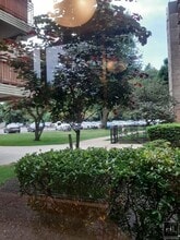 GRAND CENTRAL PARKWAY in Queens, NY - Foto de edificio - Building Photo