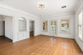 331 W Elsmere Pl in San Antonio, TX - Building Photo - Building Photo