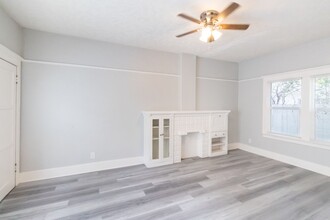 1049 E 5th St, Unit F in Long Beach, CA - Foto de edificio - Building Photo