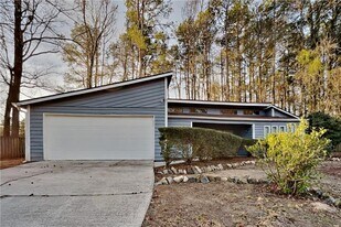 2330 Post Creek Ct in Marietta, GA - Building Photo