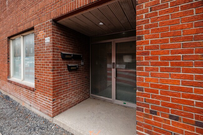 4235 Saint-Antoine Rue O in Montréal, QC - Building Photo - Building Photo