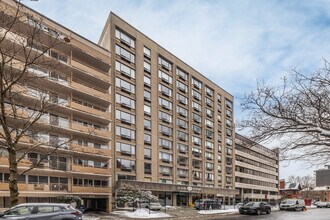 Somerset Manor/ Le Quai D'Orsay in Ottawa, ON - Building Photo - Building Photo