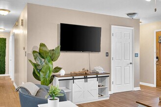 897 Imperial Dr in Largo, FL - Foto de edificio - Building Photo