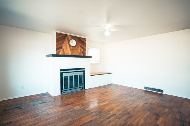 1490 Brady Ave in Burton, MI - Foto de edificio - Building Photo