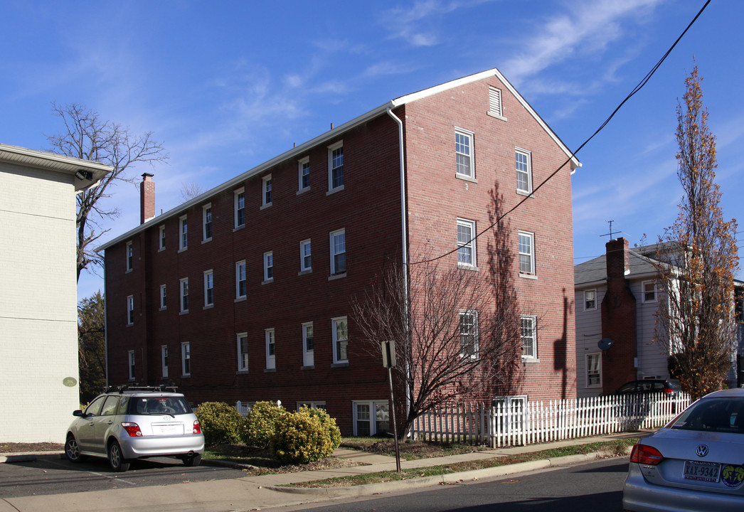 208 E Windsor Ave in Alexandria, VA - Foto de edificio