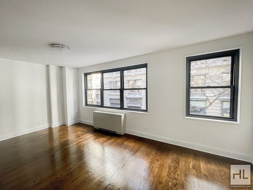 5 AVENUE in New York, NY - Building Photo