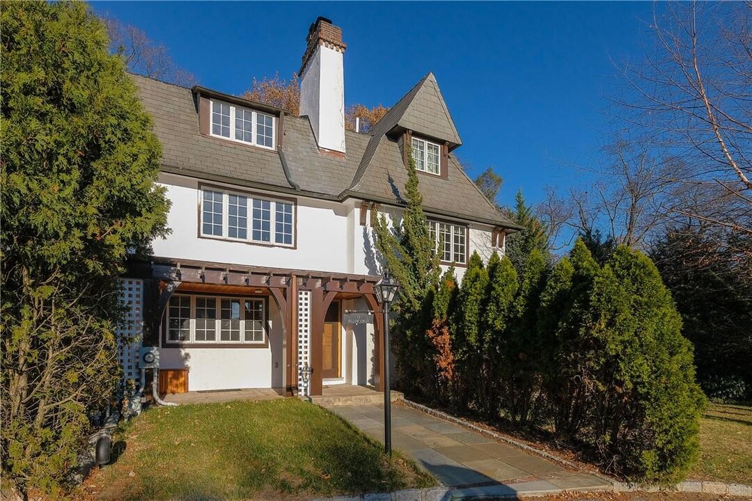 13 Willow Cir in Bronxville, NY - Building Photo