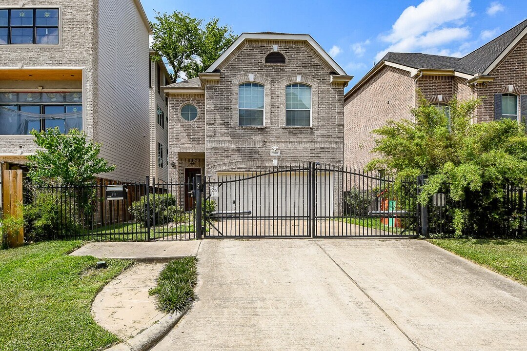 7608 Janak Dr in Houston, TX - Building Photo