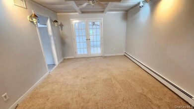 72 Propose Rd in Shirley, NY - Foto de edificio - Building Photo