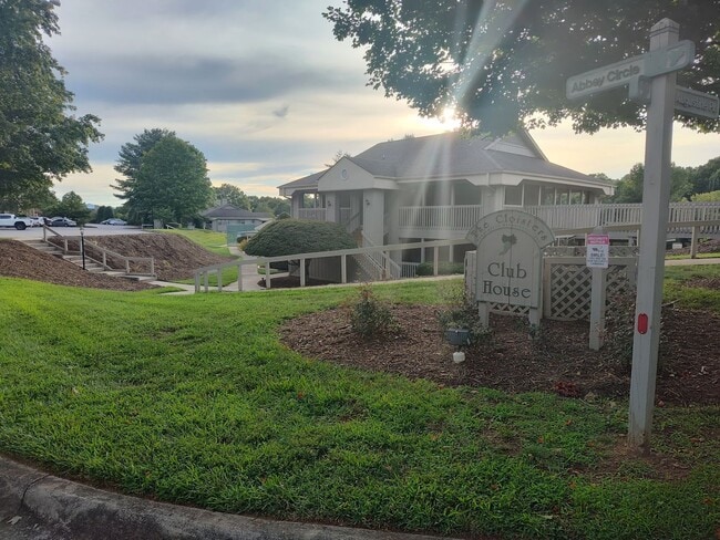 301 Abbey Cir in Asheville, NC - Building Photo - Building Photo