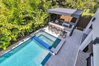 1351 S Venetian Way in Miami Beach, FL - Building Photo - Building Photo