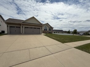 487 Battle Creek Dr in Marion, IA - Building Photo - Building Photo