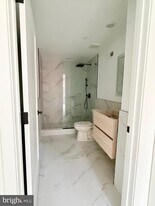 208 Vine St in Philadelphia, PA - Building Photo