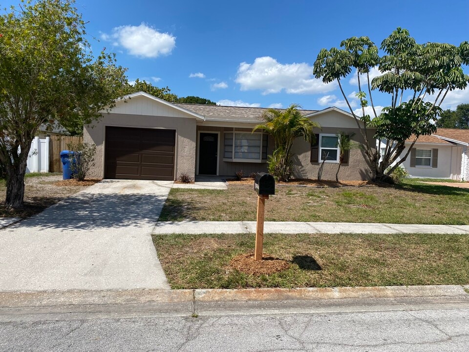 12812 129th Ave in Largo, FL - Building Photo