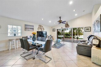 11851 SW 7th St in Pembroke Pines, FL - Foto de edificio - Building Photo