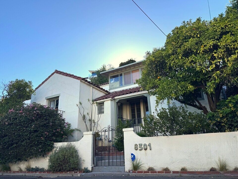 8301 Marmont Ln in Los Angeles, CA - Building Photo