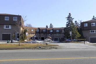 671 Huntingwood Dr in Toronto, ON - Building Photo - Building Photo