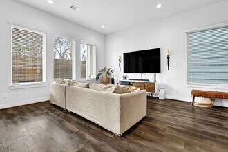 5733 White Magnolia St. in Houston, TX - Building Photo - Building Photo