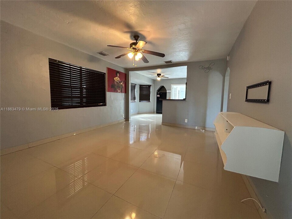 2551 Wiley St in Hollywood, FL - Building Photo
