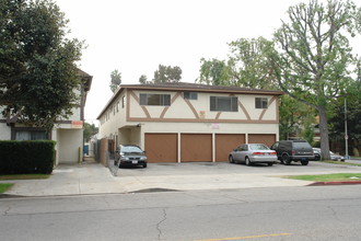 6270 Cedros Ave in Van Nuys, CA - Building Photo - Building Photo