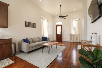 2413 1st St, Unit 2413 in New Orleans, LA - Foto de edificio - Building Photo